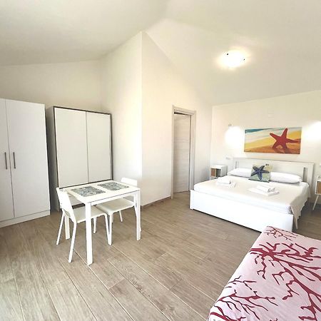 Case Vacanze "Bianco Mare" Porto Pino Kültér fotó